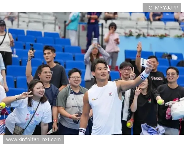布克赛后与模仿者中国布克亲密合影赠送签名球衣展现友谊与支持